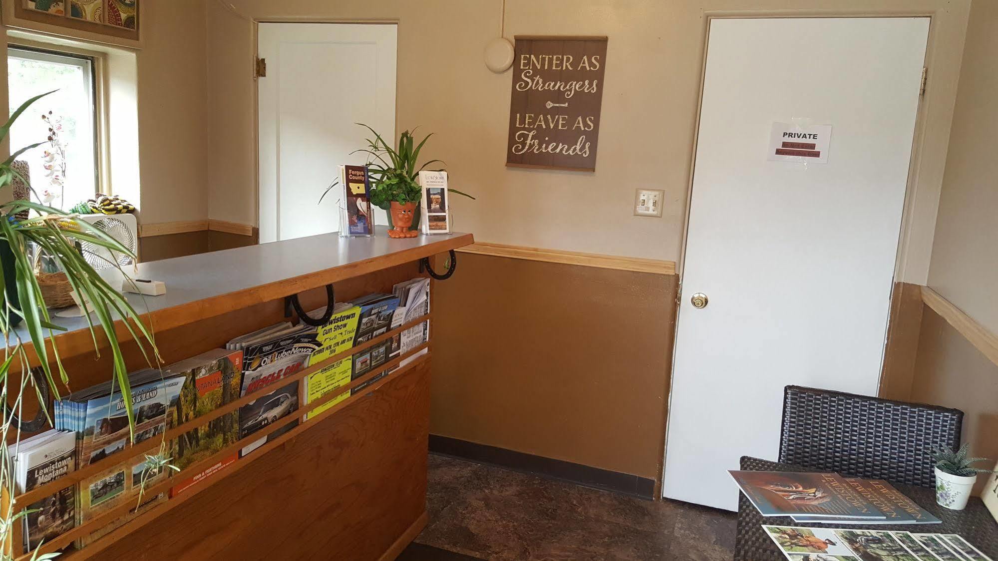 Trail'S End Motel Downtown Lewistown Екстериор снимка